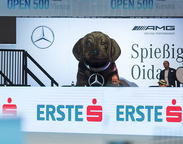 wackeldackel-mercedes-gross